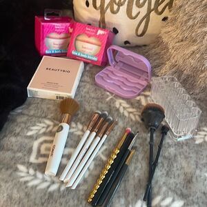 Makeup beauty brushes & storage cases holders